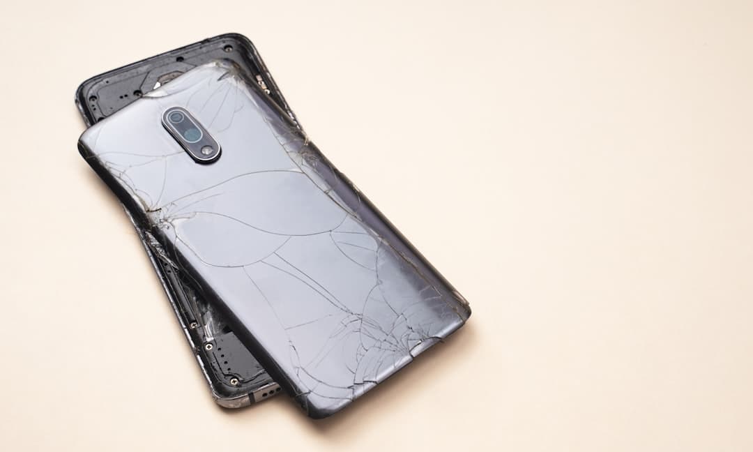 Celular con daño en la tapa trasera.