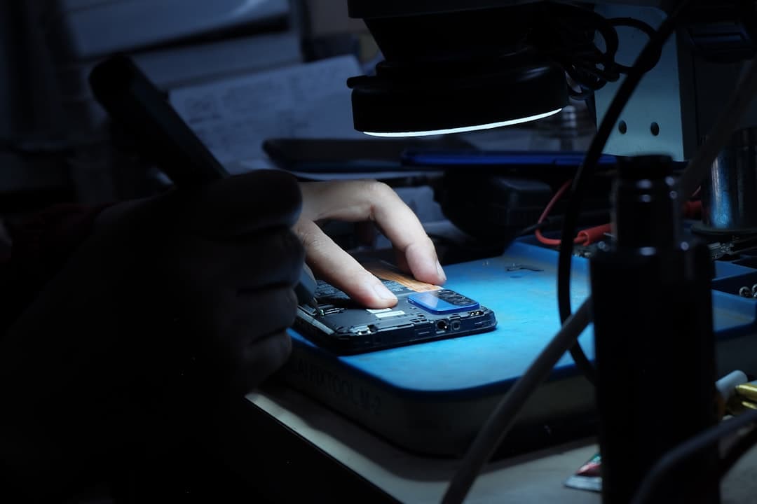 Técnico reparando un celular dañado en San Miguel.